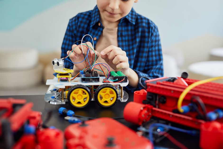 Copil construind un robot